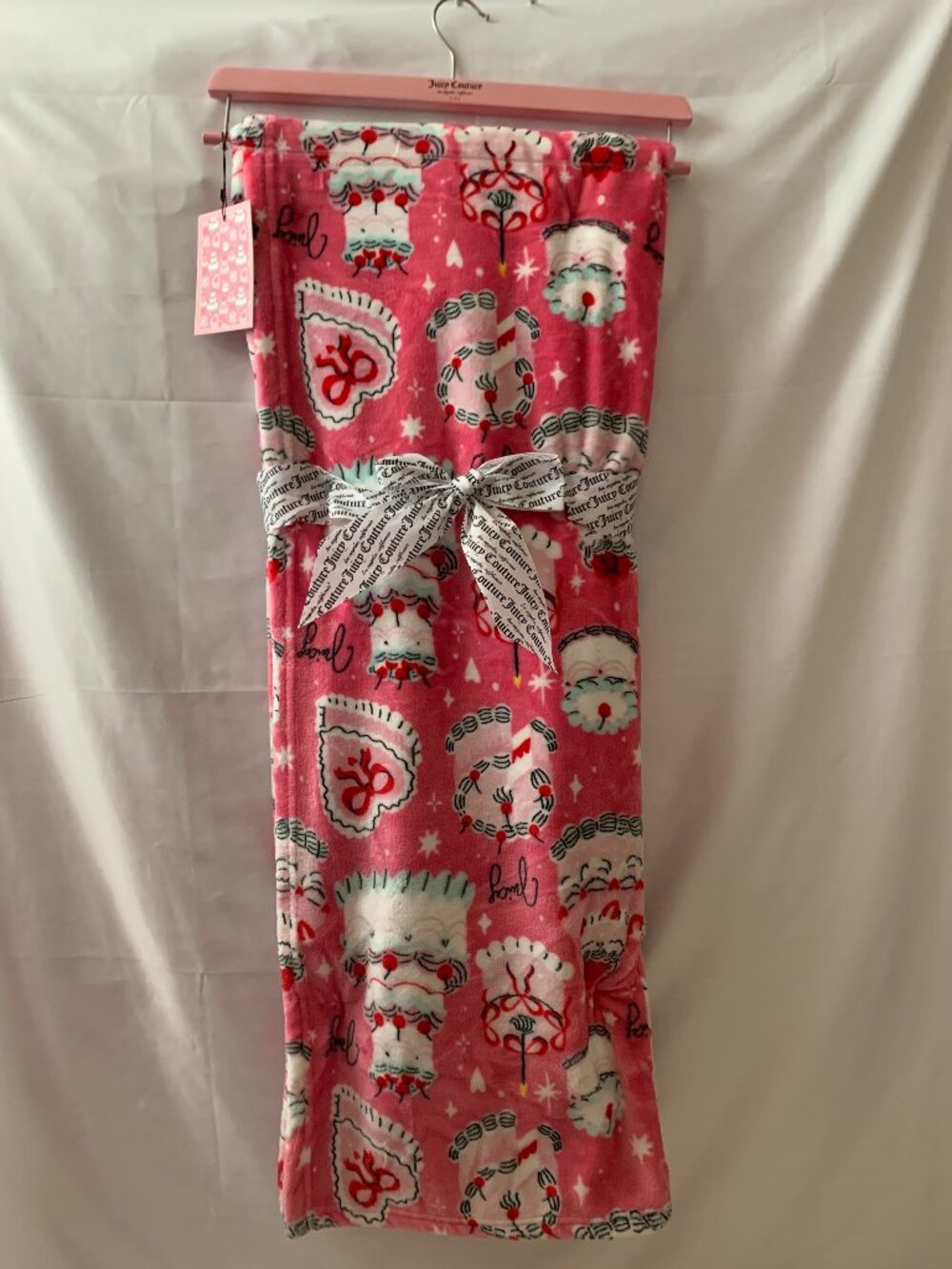 JUICY COUTURE Sweet Cakes Printed Plush Throw in Pink Multi
